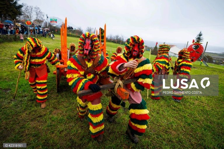 Entrudo Chocalheiro com caretos em Macedo de Cavaleiros