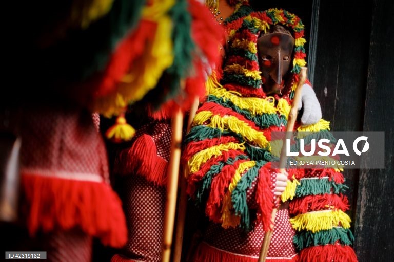 Entrudo Chocalheiro com caretos em Macedo de Cavaleiros