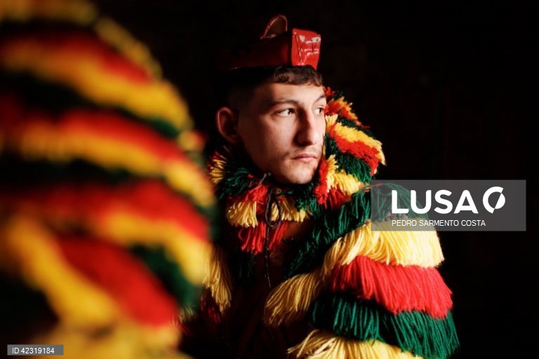 Entrudo Chocalheiro com caretos em Macedo de Cavaleiros