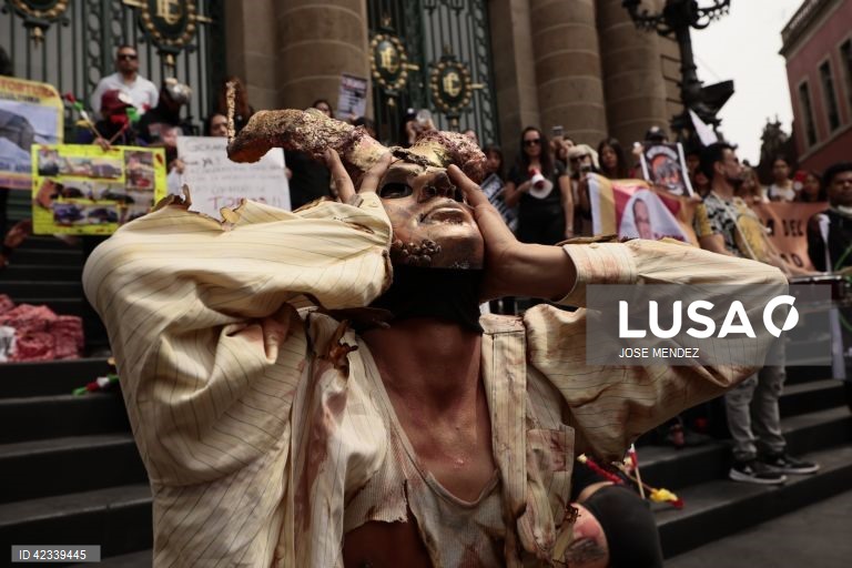 México: Activistas protestam para exigir a proibição das touradas