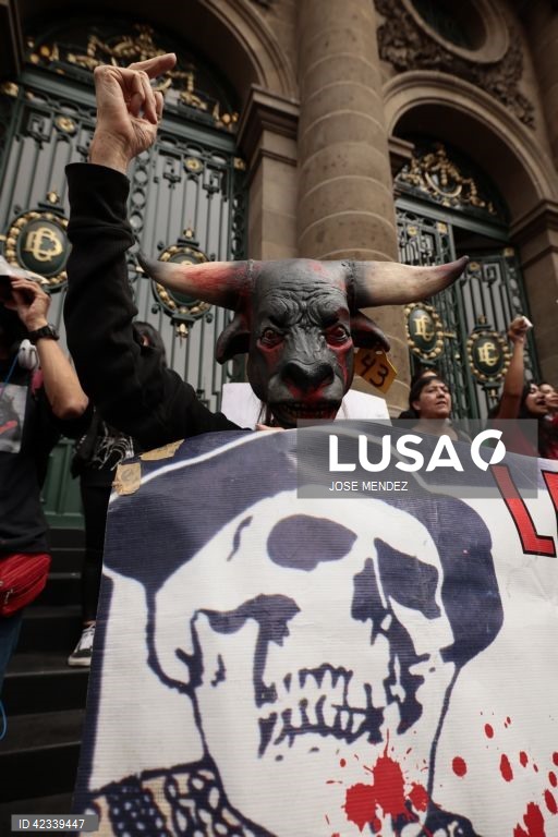 México: Activistas protestam para exigir a proibição das touradas