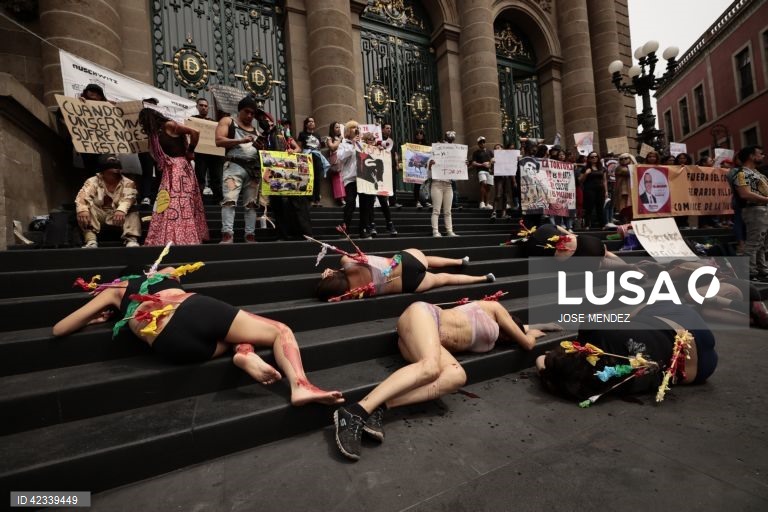 México: Activistas protestam para exigir a proibição das touradas