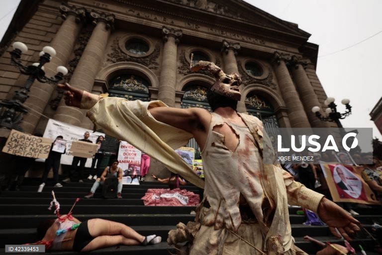 México: Activistas protestam para exigir a proibição das touradas