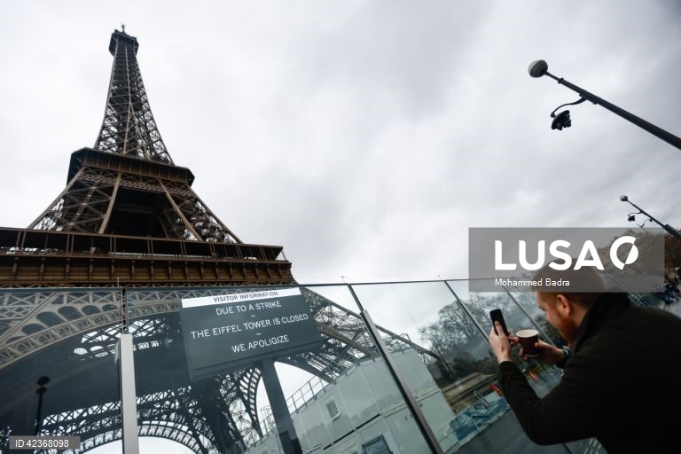 França: Torre Eiffel encerrada por greve dos trabalhadores 