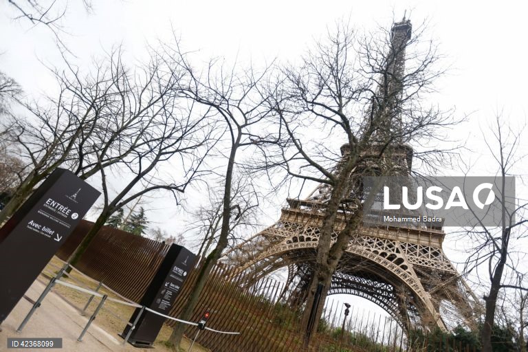 França: Torre Eiffel encerrada por greve dos trabalhadores 