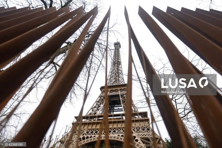 França: Torre Eiffel encerrada por greve dos trabalhadores 