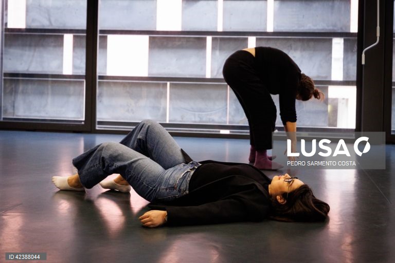 Projeto "Com os Pés", oficina com alunos do 12.º ano no Museu do Douro, no Peso da Régua, 22 de fevereiro de 2024. (ACOMPANHA TEXTO DE 26-02-2024) PEDRO SARMENTO COSTA/LUSA