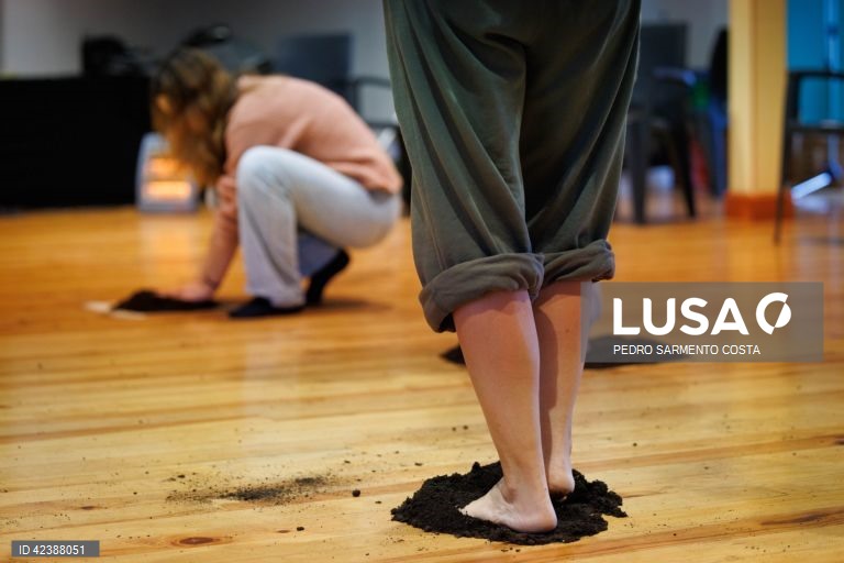 Projeto "Com os Pés", oficina com alunos do 12.º ano no Museu do Douro, no Peso da Régua, 22 de fevereiro de 2024. (ACOMPANHA TEXTO DE 26-02-2024) PEDRO SARMENTO COSTA/LUSA