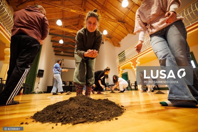Projeto "Com os Pés", oficina com alunos do 12.º ano no Museu do Douro, no Peso da Régua, 22 de fevereiro de 2024. (ACOMPANHA TEXTO DE 26-02-2024) PEDRO SARMENTO COSTA/LUSA