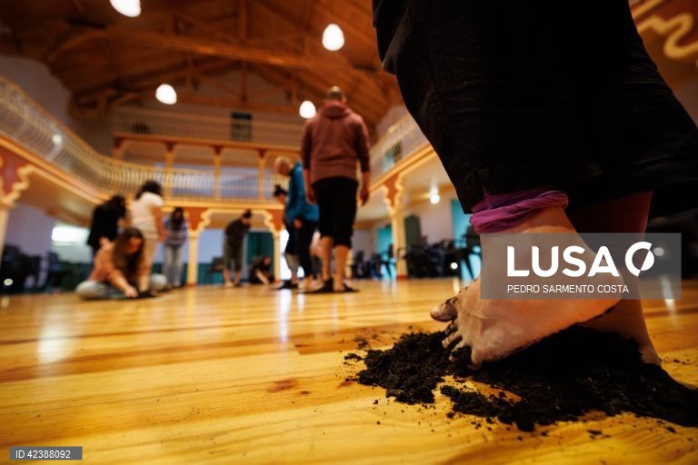 Projeto "Com os Pés", oficina com alunos do 12.º ano no Museu do Douro, no Peso da Régua, 22 de fevereiro de 2024. (ACOMPANHA TEXTO DE 26-02-2024) PEDRO SARMENTO COSTA/LUSA