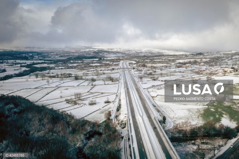 Vista aérea de uma zona coberta pela neve que caiu durante a noite em vários municípios do distrito de Vila Real, 09 de março de 2024, Vila Pouca de Aguiar. A GNR de Vila Real aconselhou este sábado muita precaução na circulação em alguns troços das principais autoestradas que atravessam o distrito de Vila Real devido à queda de neve, Fonte da GNR disse à agência Lusa que não havia estradas cortadas pelas 08:00, referindo que estão no terreno a operar os limpa-neves e apontando maiores...
