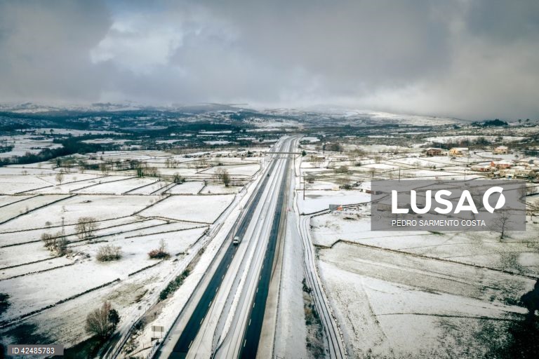 Vista aérea de uma zona coberta pela neve que caiu durante a noite em vários municípios do distrito de Vila Real, 09 de março de 2024, Vila Pouca de Aguiar. A GNR de Vila Real aconselhou este sábado muita precaução na circulação em alguns troços das principais autoestradas que atravessam o distrito de Vila Real devido à queda de neve, Fonte da GNR disse à agência Lusa que não havia estradas cortadas pelas 08:00, referindo que estão no terreno a operar os limpa-neves e apontando maiores...