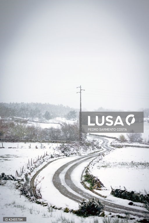 Vila Pouca de Aguiar acordou coberta pela neve que caiu durante a noite em vários municípios do distrito de Vila Real, 09 de março de 2024. A GNR de Vila Real aconselhou este sábado muita precaução na circulação em alguns troços das principais autoestradas que atravessam o distrito de Vila Real devido à queda de neve, Fonte da GNR disse à agência Lusa que não havia estradas cortadas pelas 08:00, referindo que estão no terreno a operar os limpa-neves e apontando maiores preocupações nas zonas do...