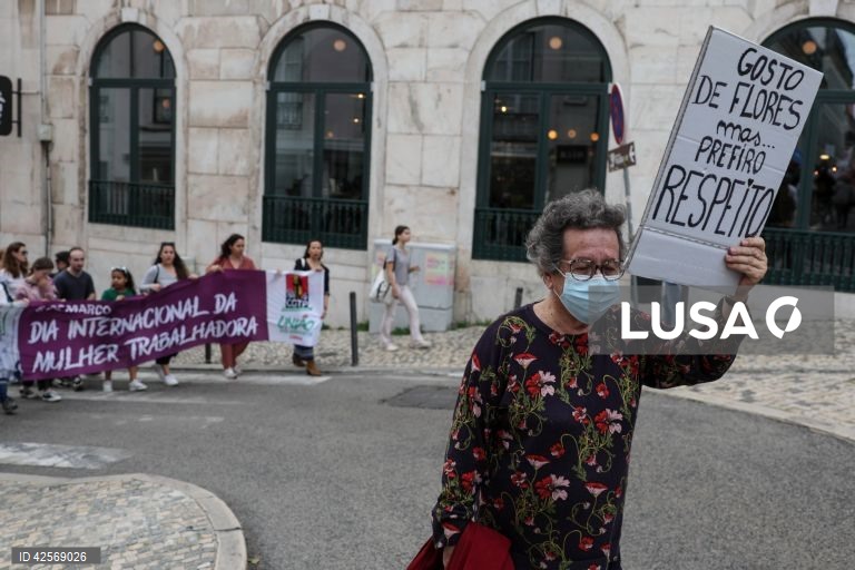 Manifestação "Mulheres de Abril somos com igualdade temos futuro!, organizada pelo Movimento Democrático de Mulheres para celebrar e defender os direitos conquistados, em Lisboa, 23 de março de 2024.  TIAGO PETINGA/LUSA