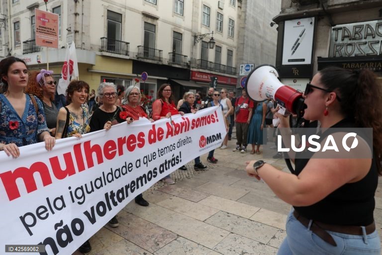 Manifestação "Mulheres de Abril somos com igualdade temos futuro!, organizada pelo Movimento Democrático de Mulheres para celebrar e defender os direitos conquistados, em Lisboa, 23 de março de 2024.  TIAGO PETINGA/LUSA