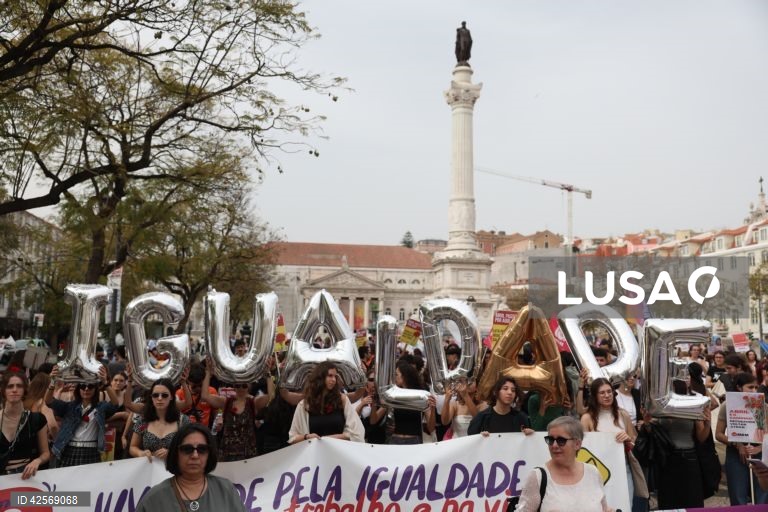 Manifestação "Mulheres de Abril somos com igualdade temos futuro!, organizada pelo Movimento Democrático de Mulheres para celebrar e defender os direitos conquistados, em Lisboa, 23 de março de 2024.  TIAGO PETINGA/LUSA
