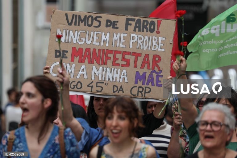 Manifestação "Mulheres de Abril somos com igualdade temos futuro!, organizada pelo Movimento Democrático de Mulheres para celebrar e defender os direitos conquistados, em Lisboa, 23 de março de 2024.  TIAGO PETINGA/LUSA