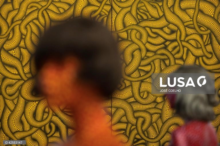 Apresentação da exposição "Yayoi Kusama 1945 - Hoje" no Museu de Serralves, no  Porto, 26 de março de 2024. Com cerca de 160 trabalhos, incluindo pinturas, desenhos, esculturas, instalações e materiais de arquivo, esta exposição explora a carreira de Kusama desde os seus primeiros desenhos, feitos na sua adolescência durante a Segunda Guerra Mundial, às suas obras de arte imersivas mais recentes. JOSÉ COELHO/LUSA