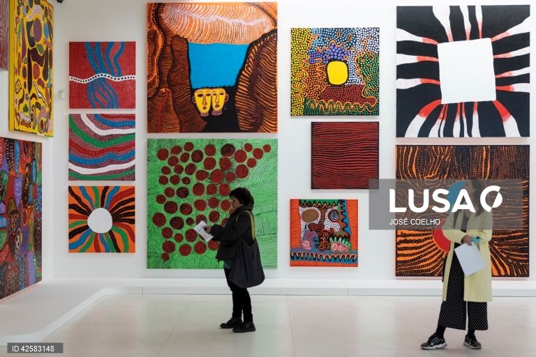 Apresentação da exposição "Yayoi Kusama 1945 - Hoje" no Museu de Serralves, no Porto, 26 de março de 2024. Com cerca de 160 trabalhos, incluindo pinturas, desenhos, esculturas, instalações e materiais de arquivo, esta exposição explora a carreira de Kusama desde os seus primeiros desenhos, feitos na sua adolescência durante a Segunda Guerra Mundial, às suas obras de arte imersivas mais recentes. JOSÉ COELHO/LUSA