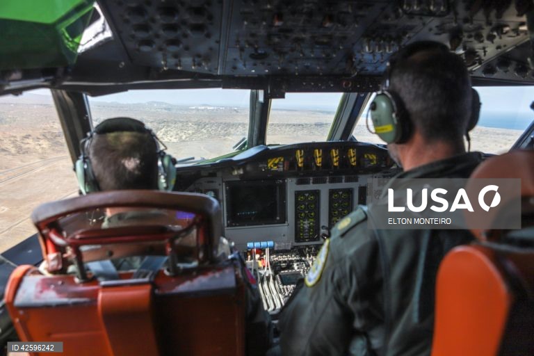 Tripulantes da  Aeronave P3-C “Orion” em missão de fiscalização na Zona Económica Exclusiva de Cabo Verde, Cidade da Praia, 28 de março de 2024. A missão de patrulhamento efetuada pelo Destacamento da Força Aérea Portuguesa em Cabo Verde é composta por uma aeronave P3-C “Orion” e uma tripulação de 38 militares e estará em Cabo Verde, entre 21 de março e 02 de abril, realizando missões de fiscalização conjunta da Zona Económica Exclusiva de Cabo Verde. (ACOMPANHA TEXTO DE 29-03-2024) ELTON...