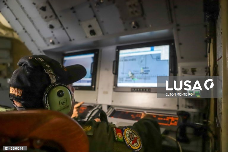 Tripulante da  Aeronave P3-C “Orion” em missão de fiscalização na Zona Económica Exclusiva de Cabo Verde, Cidade da Praia, 28 de março de 2024. A missão de patrulhamento efetuada pelo Destacamento da Força Aérea Portuguesa em Cabo Verde é composta por uma aeronave P3-C “Orion” e uma tripulação de 38 militares e estará em Cabo Verde, entre 21 de março e 02 de abril, realizando missões de fiscalização conjunta da Zona Económica Exclusiva de Cabo Verde. (ACOMPANHA TEXTO DE 29-03-2024) ELTON...