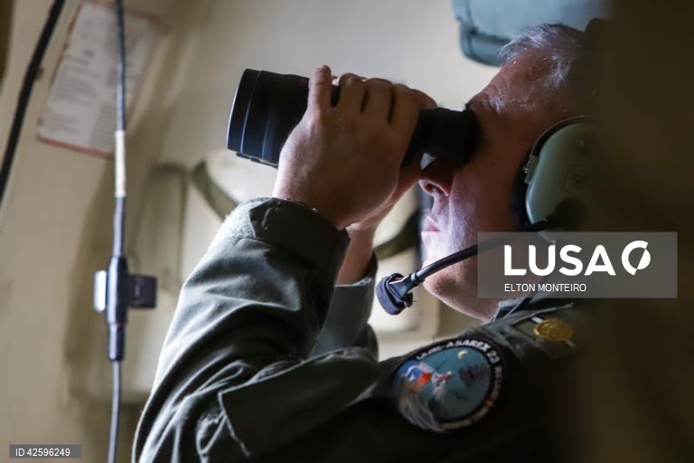 Tripulante da  Aeronave P3-C “Orion” em missão de fiscalização na Zona Económica Exclusiva de Cabo Verde, Cidade da Praia, 28 de março de 2024. A missão de patrulhamento efetuada pelo Destacamento da Força Aérea Portuguesa em Cabo Verde é composta por uma aeronave P3-C “Orion” e uma tripulação de 38 militares e estará em Cabo Verde, entre 21 de março e 02 de abril, realizando missões de fiscalização conjunta da Zona Económica Exclusiva de Cabo Verde. (ACOMPANHA TEXTO DE 29-03-2024) ELTON...