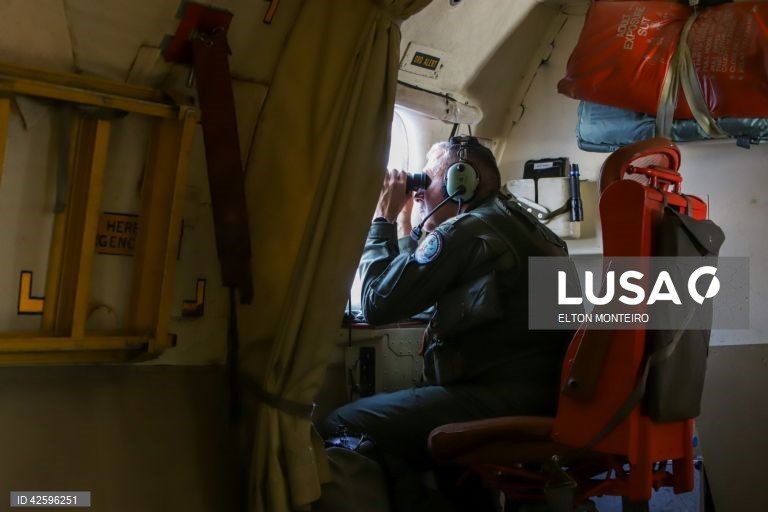 Tripulante da  Aeronave P3-C “Orion” em missão de fiscalização na Zona Económica Exclusiva de Cabo Verde, Cidade da Praia, 28 de março de 2024. A missão de patrulhamento efetuada pelo Destacamento da Força Aérea Portuguesa em Cabo Verde é composta por uma aeronave P3-C “Orion” e uma tripulação de 38 militares e estará em Cabo Verde, entre 21 de março e 02 de abril, realizando missões de fiscalização conjunta da Zona Económica Exclusiva de Cabo Verde. (ACOMPANHA TEXTO DE 29-03-2024) ELTON...