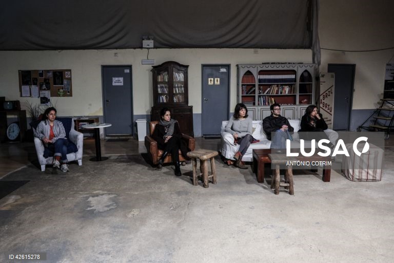 Ensaio de imprensa do espetáculo "Luta Armada", uma criação de André Amálio e Tereza Havlíčková, "Luta Armada" continua a investigação da companhia Hotel Europa sobre o passado recente de Portugal, analisando os projetos políticos que recorreram a ações violentas como forma de luta com estreia marcada para o dia 4 de abril, no Espaço da CPBC - Companhia Portuguesa de Bailado Contemporâneo, Lisboa, 02 de abril  de 2024. ANTÓNIO COTRIM/LUSA