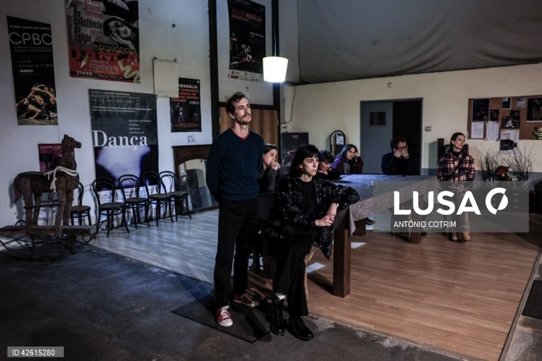 Ensaio de imprensa do espetáculo "Luta Armada", uma criação de André Amálio e Tereza Havlíčková, "Luta Armada" continua a investigação da companhia Hotel Europa sobre o passado recente de Portugal, analisando os projetos políticos que recorreram a ações violentas como forma de luta com estreia marcada para o dia 4 de abril, no Espaço da CPBC - Companhia Portuguesa de Bailado Contemporâneo, Lisboa, 02 de abril  de 2024. ANTÓNIO COTRIM/LUSA