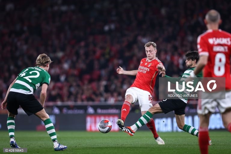 O Sporting qualificou-se hoje pela 30.ª vez para a final da Taça de Portugal em futebol, ao empatar 2-2 no reduto do Benfica, em encontro da segunda mão das meias-finais, disputado no Estádio da Luz, em Lisboa.