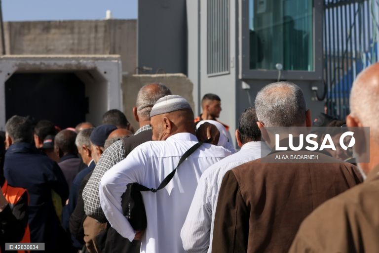 Palestinianos atravessam o posto de controlo israelita para as orações de Al-Aqsa na última sexta-feira do Ramadão