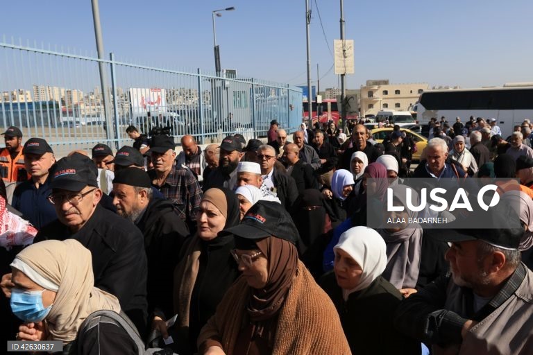 Palestinianos atravessam o posto de controlo israelita para as orações de Al-Aqsa na última sexta-feira do Ramadão