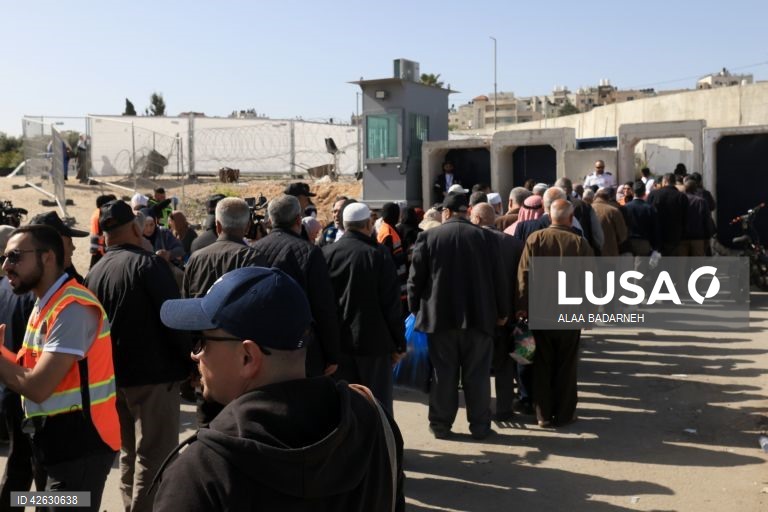 Palestinianos atravessam o posto de controlo israelita para as orações de Al-Aqsa na última sexta-feira do Ramadão