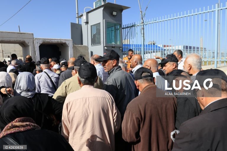Palestinianos atravessam o posto de controlo israelita para as orações de Al-Aqsa na última sexta-feira do Ramadão