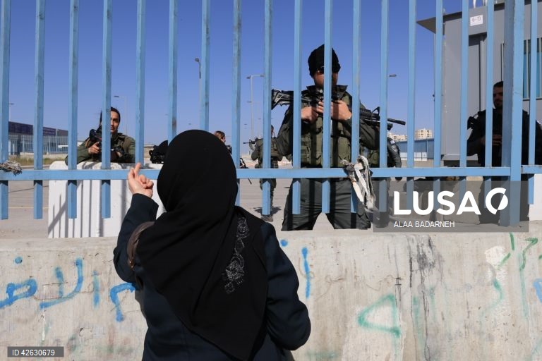Palestinianos atravessam o posto de controlo israelita para as orações de Al-Aqsa na última sexta-feira do Ramadão