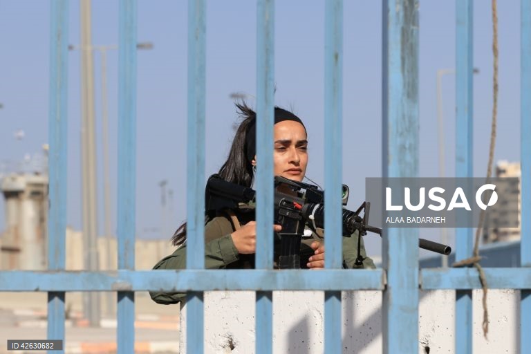 Palestinianos atravessam o posto de controlo israelita para as orações de Al-Aqsa na última sexta-feira do Ramadão