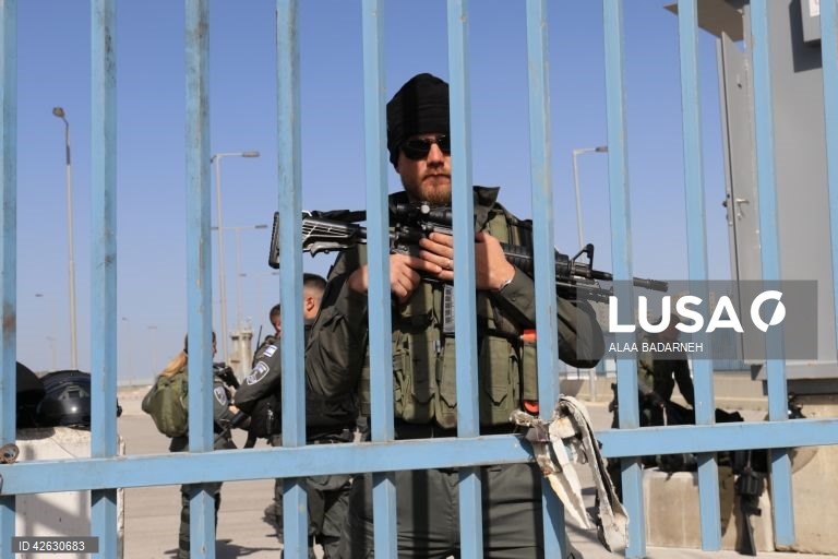 Palestinianos atravessam o posto de controlo israelita para as orações de Al-Aqsa na última sexta-feira do Ramadão