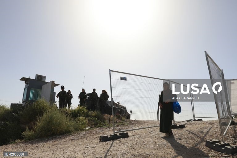 Palestinianos atravessam o posto de controlo israelita para as orações de Al-Aqsa na última sexta-feira do Ramadão