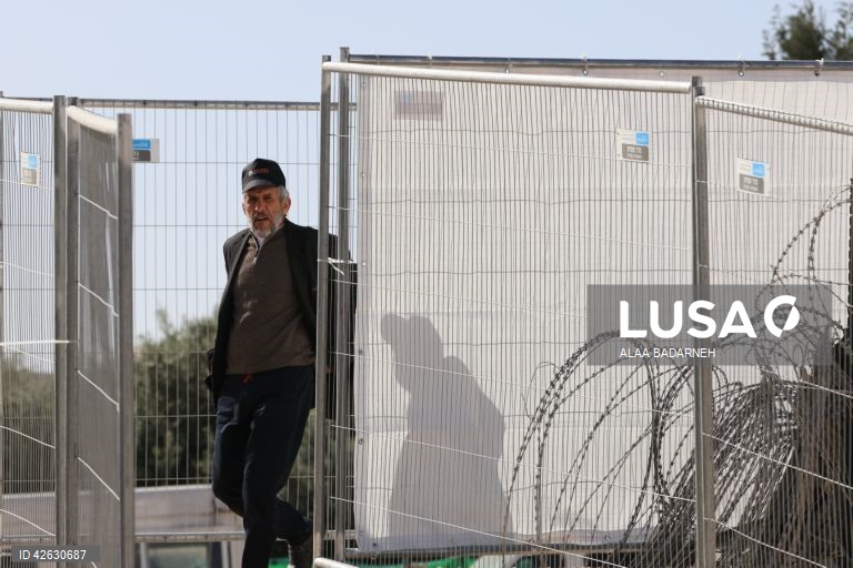 Palestinianos atravessam o posto de controlo israelita para as orações de Al-Aqsa na última sexta-feira do Ramadão