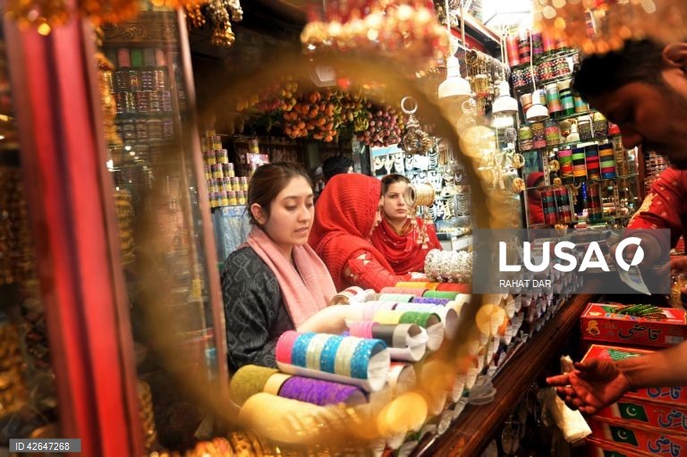 Paquistão: preparativos para a celebração do Eid al-Fitr 