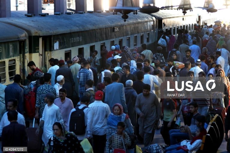 Paquistão: preparativos para a celebração do Eid al-Fitr 