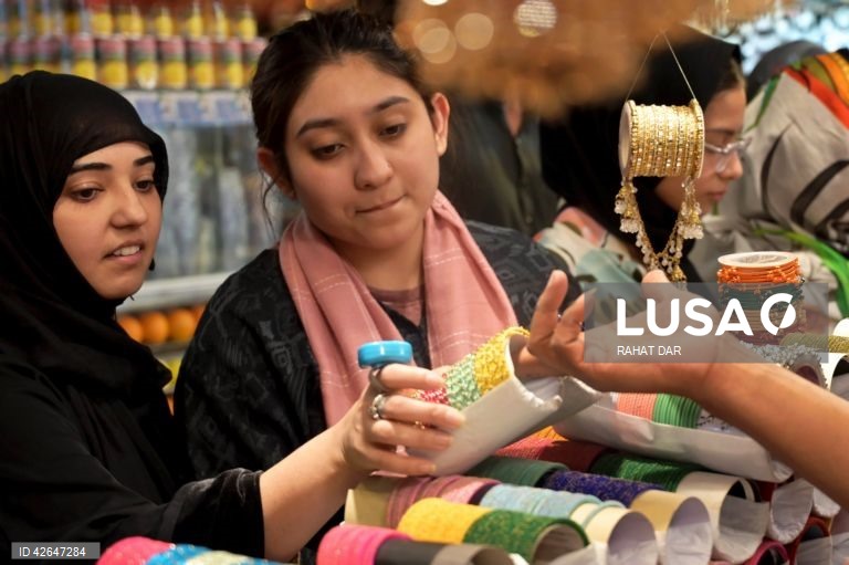 Paquistão: preparativos para a celebração do Eid al-Fitr 