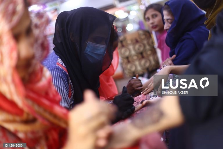 Paquistão: preparativos para a celebração do Eid al-Fitr 