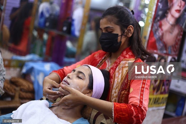 Paquistão: preparativos para a celebração do Eid al-Fitr 