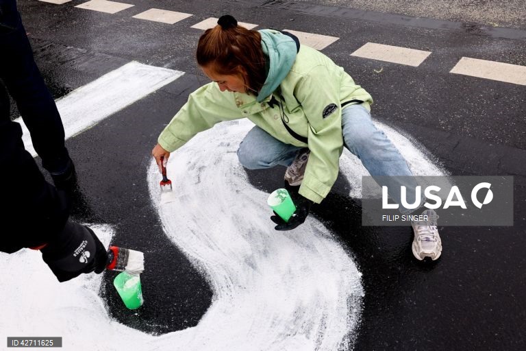 Activistas de "Fridays for Future" fazem campanha antes das eleições europeias em Berlim 