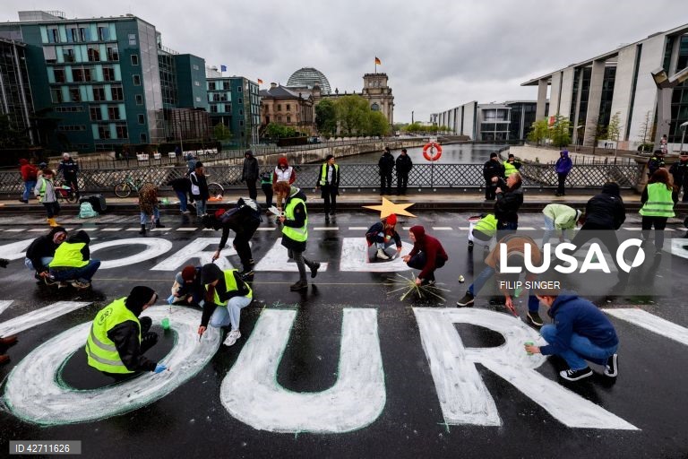 Activistas de "Fridays for Future" fazem campanha antes das eleições europeias em Berlim 