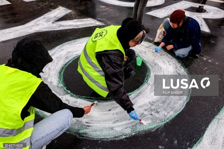 Activistas de "Fridays for Future" fazem campanha antes das eleições europeias em Berlim 