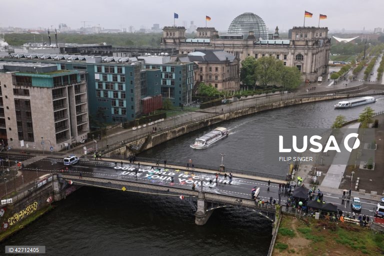 Activistas de "Fridays for Future" fazem campanha antes das eleições europeias em Berlim 