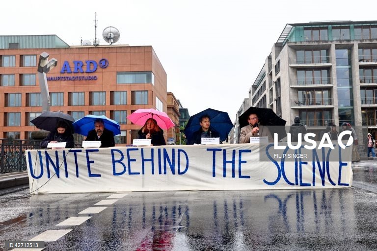 Activistas de "Fridays for Future" fazem campanha antes das eleições europeias em Berlim 