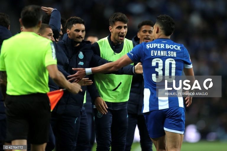 O líder Sporting colocou-se hoje a cinco pontos do 20.º título de campeão português de futebol, ao empatar 2-2 no reduto do FC Porto, com um ‘bis’ de Viktor Gyokeres a acabar, na 31.ª jornada da I Liga.